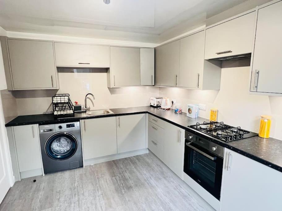 Superb 2 Bedroom Apartment With Free Parking EDI Exterior photo