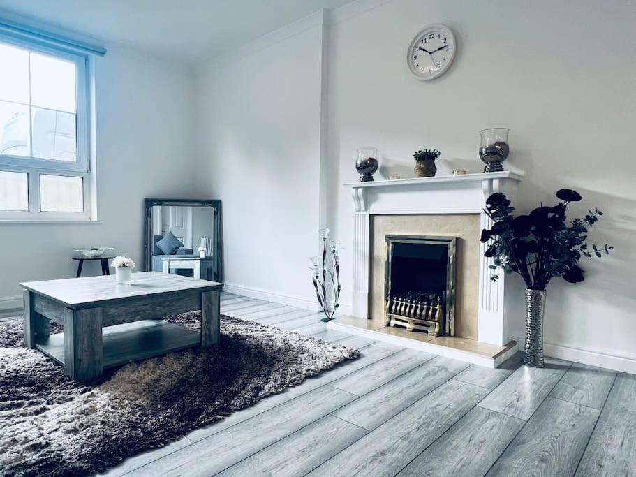 Superb 2 Bedroom Apartment With Free Parking EDI Exterior photo