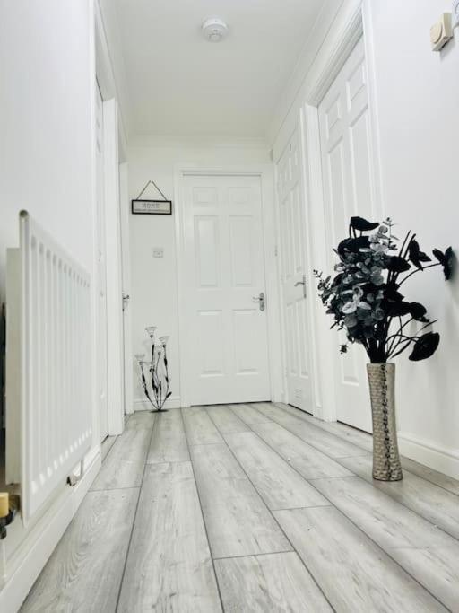 Superb 2 Bedroom Apartment With Free Parking EDI Exterior photo